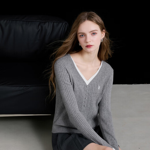 Sancai 2025 winter new V-neck fake two-piece embroidered sweater cable texture long-sleeved pullover M