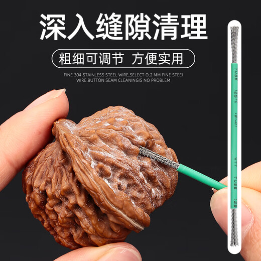 Mei Paiwen plays with a wire brush to manually buckle and sew walnuts, and uses a stainless steel Rudraksha bracelet to prime and clean the seams.