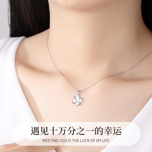 Lao Fengxiang four-leaf clover platinum necklace for women platinum pendant pricing clavicle chain wedding anniversary gift for girlfriend and wife platinum four-leaf clover pendant + platinum chain