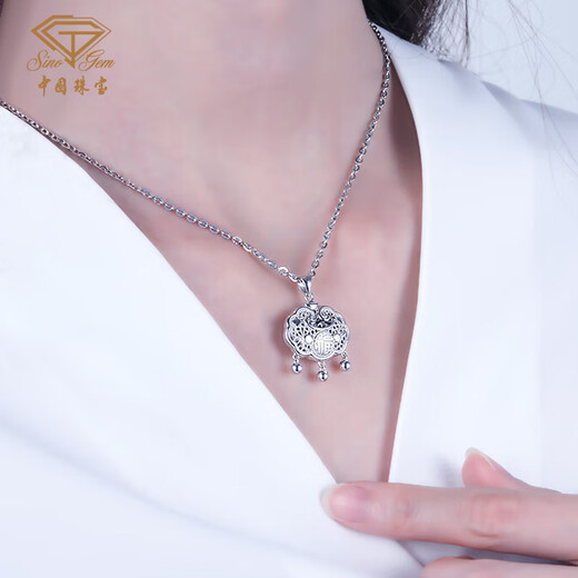 Chinese jewelry longevity safety lock platinum necklace platinum platinum pendant set chain Valentine's Day birthday gift for girlfriend and wife Ruyifu lock bag bell pendant gold weight about 7.5g