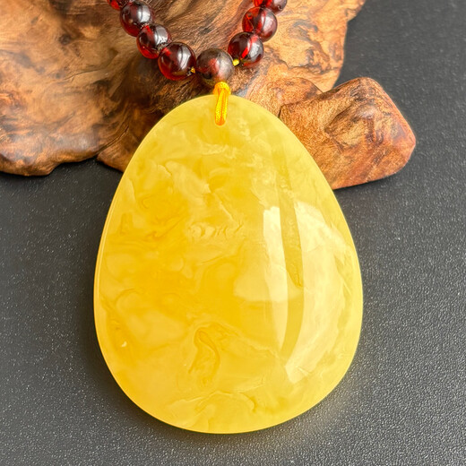 Yuzhi 1 object 1 certificate 1 shot natural raw ore Russian material unoptimized chicken fat yellow beeswax pendant amber water droplets 8.59 grams orphan G923 about 42*33*10 mm