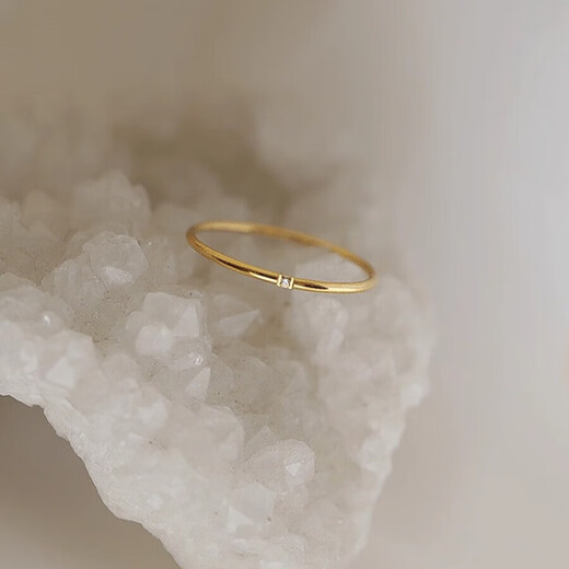 Non-fading ring for women, light luxury and high-end sense, 18K niche design, 2025 new popular plain ring, extremely thin ring - size 8 (suitable for 115-130 Jin Jin equals 0.5 kg)