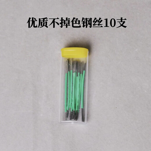 Mei Paiwen plays with a wire brush to manually buckle and sew walnuts, and uses a stainless steel Rudraksha bracelet to prime and clean the seams.