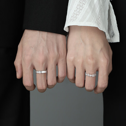 Lovely flower sterling silver couple rings niche design new ring commemorative gift for boyfriend and girlfriend on Chinese Valentine's Day. Engraved flower ring pair