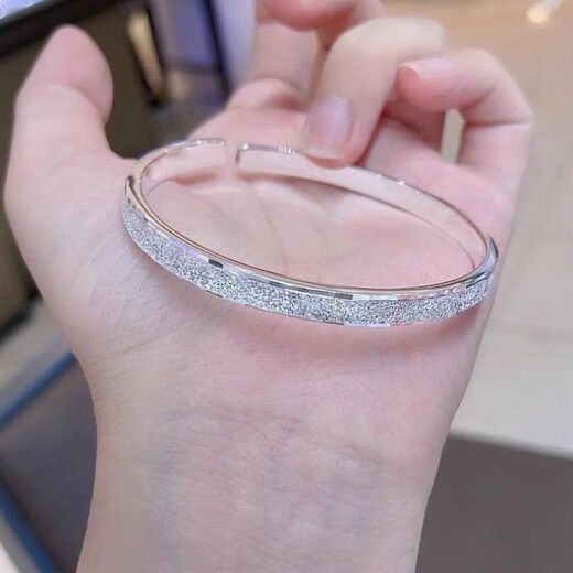 If you like it, place an order. Love is like the first sight. Sparkling Bracelet. Starry Open Bracelet. Women's New Style. Versatile and Young. M20 Starry Bracelet.