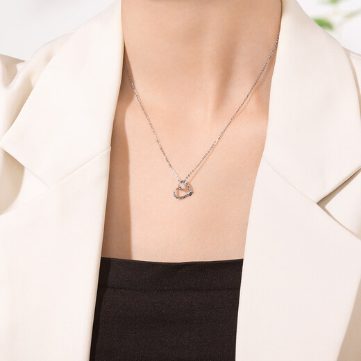Century Yuan Love Platinum Pendant PT950 heart-shaped pendant is a birthday gift for your girlfriend. It weighs about 0.6g.