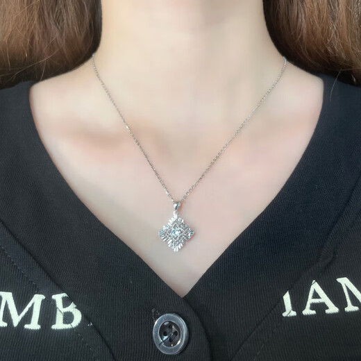 Laomiao platinum pendant pt950 winding lucky four-leaf clover platinum necklace girl's birthday Chinese Valentine's Day gift for girlfriend and wife, about 2.53g
