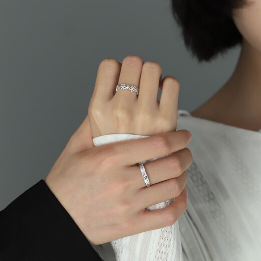 Lovely flower sterling silver couple rings niche design new ring commemorative gift for boyfriend and girlfriend on Chinese Valentine's Day. Engraved flower ring pair