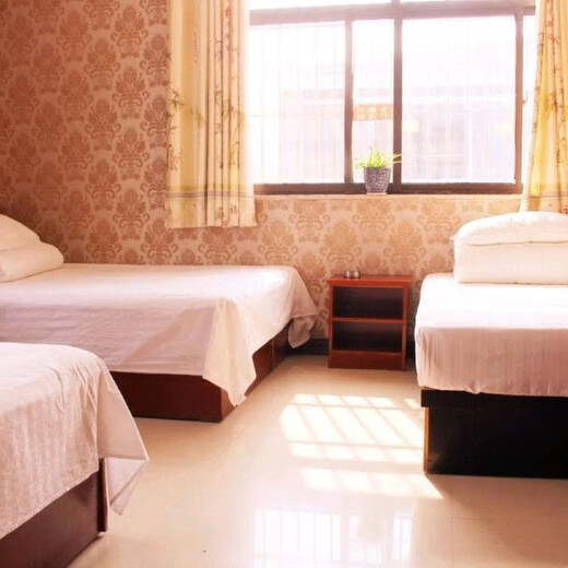 Triple room, private bathroom, free wife, free parking, washing machine provided