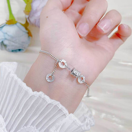 Lao Fengxiang platinum love small waist adjustable bracelet as a birthday gift for girlfriend platinum jewelry white gold about 4.4g