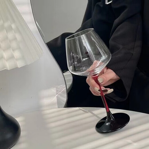 Qinkai goblet ins high-looking red wine glass light luxury goblet black and red bow tie crystal glass wine glass home white stem red wine glass 180ml