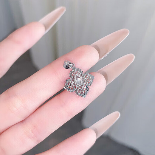 Lao Fengxiang platinum pt950 winding lucky four-leaf clover platinum pendant for girlfriend and wife Chinese Valentine's Day birthday gift 2025, about 2.53g