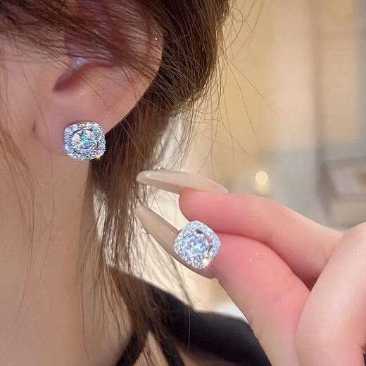 Xiaoliang Old Phoenix Sterling Silver 9999 Earrings Sugar Cube Diamond Square Earrings Super Sparkling New Style Earrings Exploding Exquisite Small Sugar Cube Earrings 1 Pair Sterling Silver Lao Fengxiang Same Style