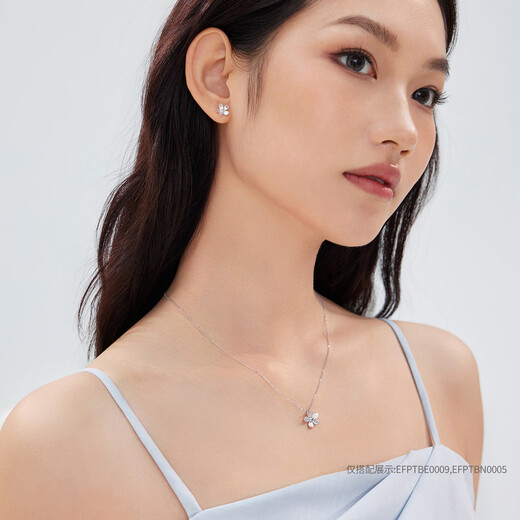 Lukfook Jewelry Platinum Stud Earrings Small Flower Platinum 950 Earrings Price EFPTBE0009 Approximately 1.86 grams