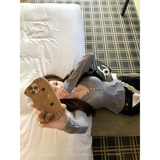 EIA Yiyao has a good figure both inside and outside. V-neck sweater for women in autumn and winter. Korean style slim long-sleeved top. Oatmeal color top. Medium and high elasticity. S. 85Jin Jin is equal to 0.5kg. 100Jin Jin is equal to 0.5kg. Yiyao wears size S.