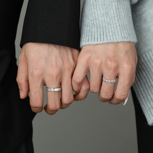 Lovely flower sterling silver couple rings niche design new ring commemorative gift for boyfriend and girlfriend on Chinese Valentine's Day. Engraved flower ring pair