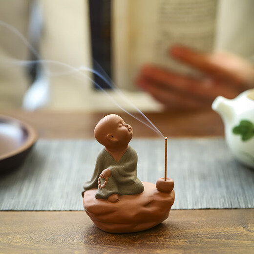 The ancient Zen-like purple sand can raise tea pets, the little monk's tea room decorations, the tea table, the little novice monk's incense, the aromatherapy incense burner decorations, the little purple sand monk gives a short-string incense.