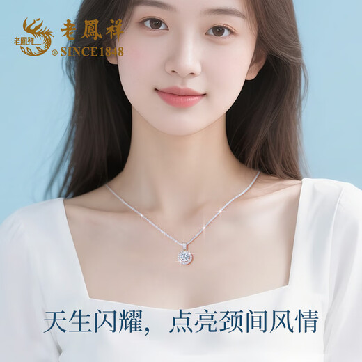 Lao Fengxiang's luxurious one-carat sterling silver necklace for women, fashionable and high-end clavicle chain, anniversary birthday gift for girlfriend and wife, birthday/anniversary/Valentine's Day, sparkling one-carat necklace