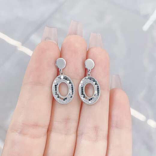 Lao Fengxiang platinum earrings minimalist geometric earrings as a gift for your girlfriend as a gift platinum jewelry platinum about 5.17g
