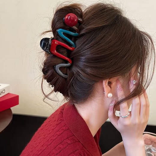 Value-for-money 4-piece set of high-end large hair clips for women