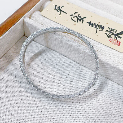 Beijing Gold Trading Center Co., Ltd. Platinum Oval Open Bracelet Glossy Crushed Ice Clover Bracelet About 20g