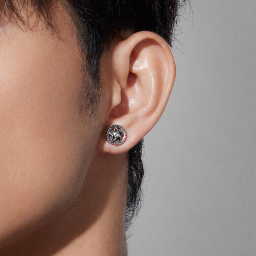 Lukfook Jewelry Platinum 950 electric black star solid platinum stud earrings (single) Price: about 2.58 grams