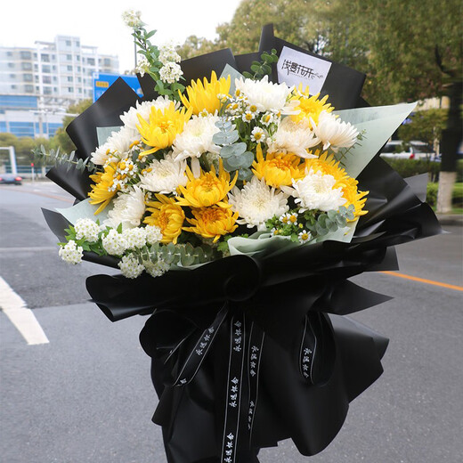 Leaf flowers, Qingming Festival, yellow and white chrysanthemum bouquet, portable flower basket, sweeping tombs, paying homage to ancestors, flowers express delivery within Beijing, recalling 19 mixed-color chrysanthemums mixed and matched