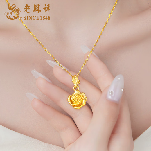 Lao Fengxiang 18K rose pendant for women, high-end and versatile necklace jewelry, Valentine's Day birthday gift for girlfriend and wife 18K rose pendant with S925 silver chain, about 0.2g