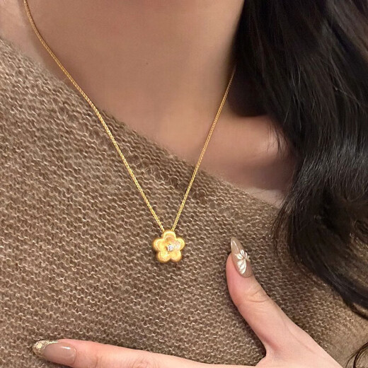 Ningfeng ancient brushed plum blossom necklace 18K gold 2025 new light luxury multi-clavicle chain sweater chain for women autumn and winter brushed flower necklace-gold