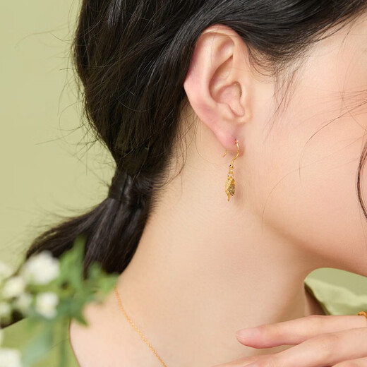 Chow Sang Sang gold earrings, a pair of pure gold leaf earrings for women, three-gold jewelry birthday gift 40535E, priced at 3.5 grams