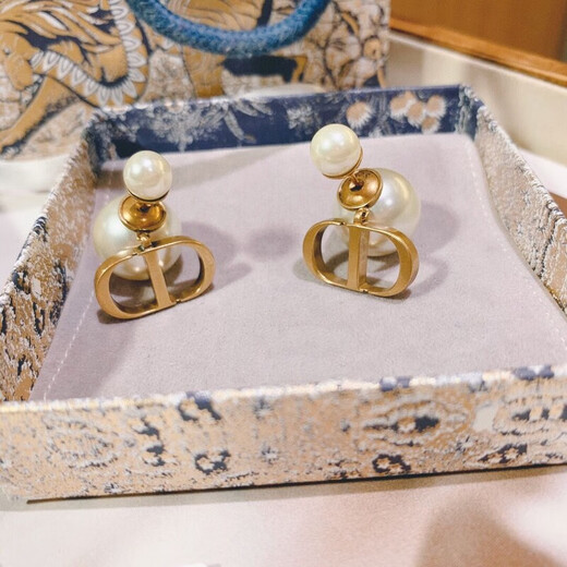 Old temple pearl letter earrings hypoallergenic brass retro distressed CD pendant temperament versatile high-end small fragrance earrings for women CD retro pearls