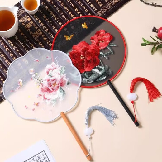 Wedding fan Chinese style wedding bridesmaid sister group fan bride dressing gown photo props handheld Xiuhe wedding fan blue and white porcelain