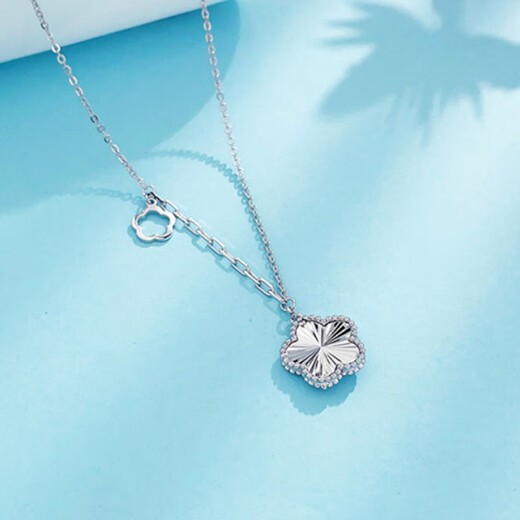 Lao Fengxiang platinum hollow adjustable romantic flower-shaped peach blossom set chain platinum jewelry white gold about 5.21g