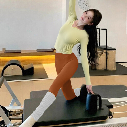 Shuangxiu's super-good-looking yoga clothing set can be worn outside with chest padded sports top, long-sleeved and beautiful Pilates training clothing for women, green top + burgundy pants L 115-125