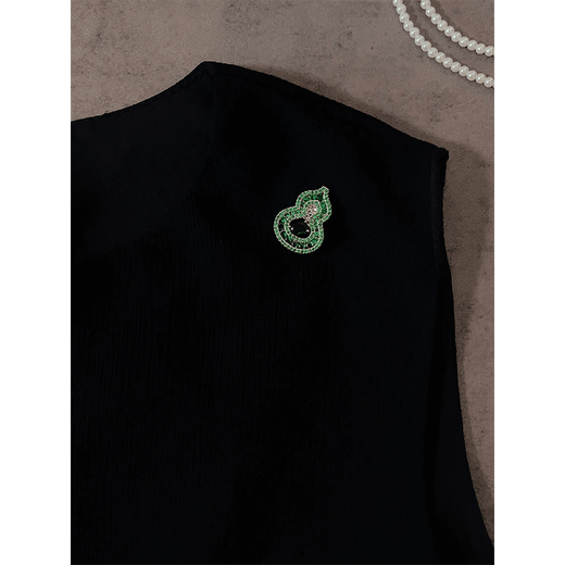 SNQP full diamond emerald Fulu gourd magnetic buckle brooch plated with 18k gold shirt collar decoration without hole corsage brooch filigree gourd brooch