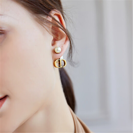 Old temple pearl letter earrings hypoallergenic brass retro distressed CD pendant temperament versatile high-end small fragrance earrings for women CD retro pearls