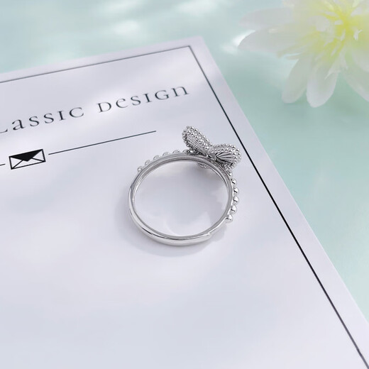 Laofu Gold Platinum Hollow Live Edge Beads Dancing Butterfly Ring Women's Ring Mother and Lover's Birthday Mid-Autumn Festival Gift Dancing Butterfly Ring Women's Ring (Approx. 3.7g)