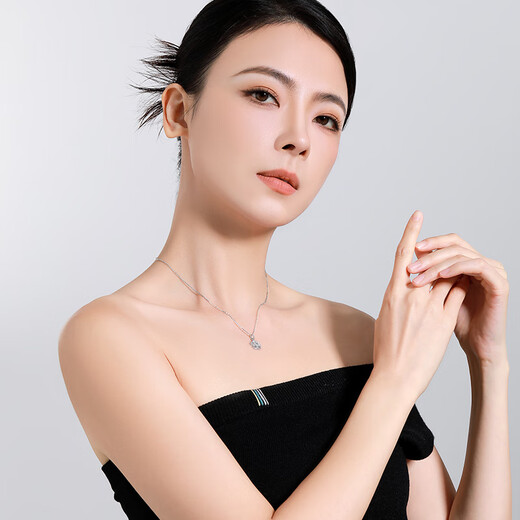 Mengjinyuan platinum pendant with sparkling imitation diamonds and platinum PT950 pendant as a birthday gift for your girlfriend. Weighs about 2.4g. Silver chain while supplies last.