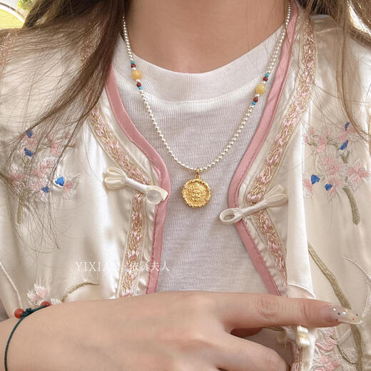 Lady's handmade pearl necklace, beeswax universal, yellow God of Wealth pendant, high-end clavicle chain, yellow God of Wealth chain