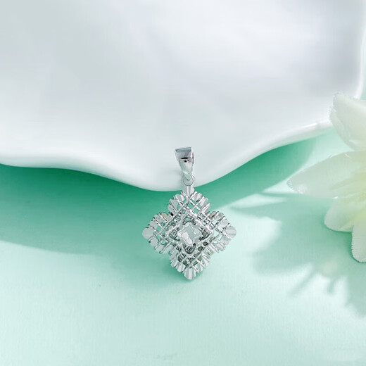 Lao Fengxiang platinum pt950 winding lucky four-leaf clover platinum pendant for girlfriend and wife Chinese Valentine's Day birthday gift 2025, about 2.53g