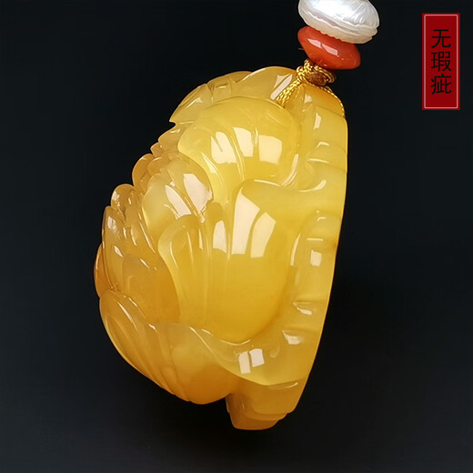 Hupai, one thing, one picture, one certificate, natural beeswax pendant, carved peony flower pendant, sweater chain necklace, chicken fat yellow, flower pendant, 15.98g, 33*40*20mm