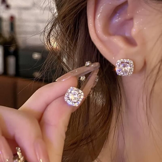 Xiaoliang Old Phoenix Sterling Silver 9999 Earrings Sugar Cube Diamond Square Earrings Super Sparkling New Style Earrings Exploding Exquisite Small Sugar Cube Earrings 1 Pair Sterling Silver Lao Fengxiang Same Style