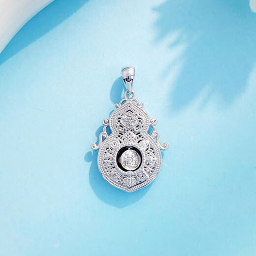 Lao Fengxiang platinum hollow Ri Jin Dou gold four beauties of life pendant platinum jewelry white gold about 5g