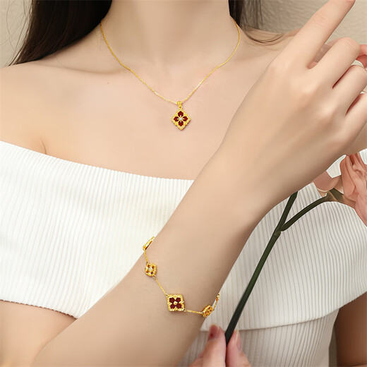 Shipulin 18K gold bracelet yellow 18K gold red agate zircon four-leaf clover bracelet pendant pendant + yellow 18K gold + red agate + total weight about 0.5g
