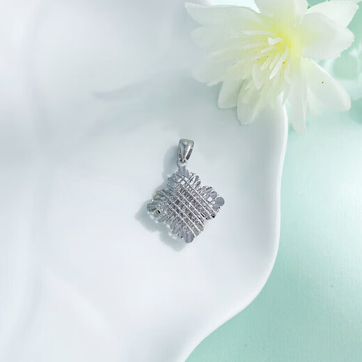 Lao Fengxiang platinum pt950 winding lucky four-leaf clover platinum pendant for girlfriend and wife Chinese Valentine's Day birthday gift 2025, about 2.53g