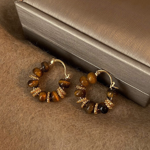 Autumn and winter Maillard retro earrings, popular earrings for women, niche design, high-end earrings for birthday gifts, golden oval imitation tiger eye stone earrings, one pair