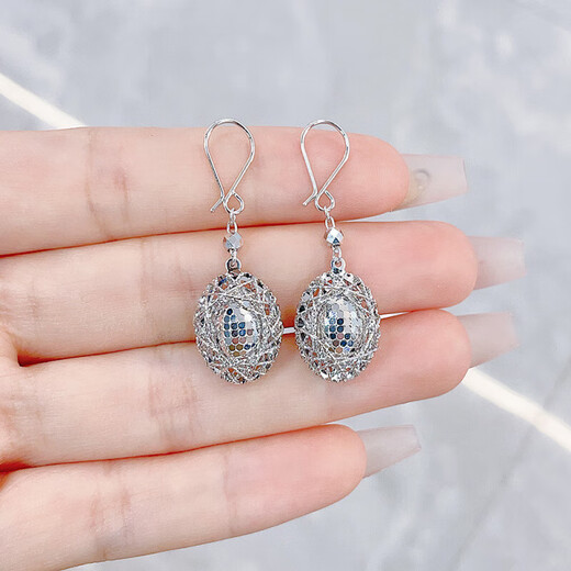 Beijing Gold Trading Center Co., Ltd. Platinum earrings wrapped with fish scales, large version of pigeon egg earrings as gifts for girlfriends, about 7.08g
