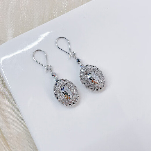 Beijing Gold Trading Center Co., Ltd. Platinum earrings wrapped with fish scales, large version of pigeon egg earrings as gifts for girlfriends, about 7.08g