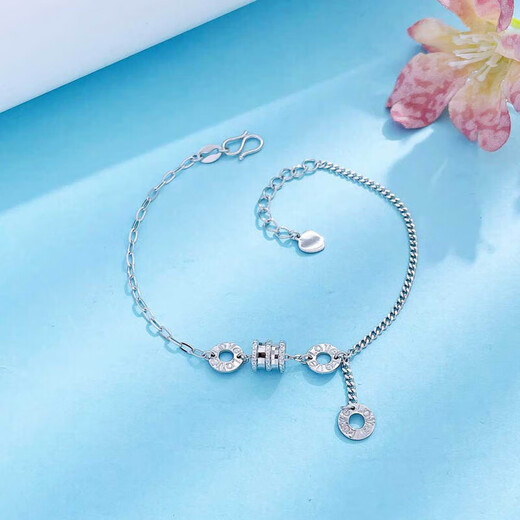 Lao Fengxiang platinum love small waist adjustable bracelet as a birthday gift for girlfriend platinum jewelry white gold about 4.4g