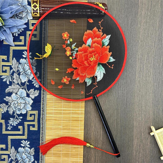 Wedding fan Chinese style wedding bridesmaid sister group fan bride dressing gown photo props handheld Xiuhe wedding fan blue and white porcelain